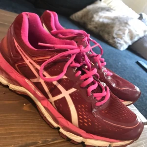  - Asics Gel Kayano 22. Säljes då jag har flera par asics och ej behöver alla. OBS de har fått hål bak i hälen som syns på bild 3. Nypris 1799