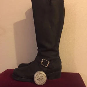  - Stövlar från The Urban project i strl 40. Skobalsam medföljer, används för att undvika sprickor i lädret och skydda från väder.