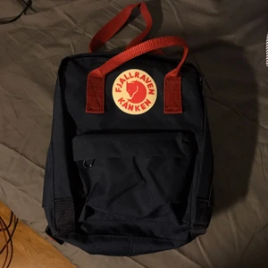  - säljer min älskade mini kånken. blir nästan lite ledsen att sälja men är i stort behov av pengar så det får bli dom det blir :) Hoppas den hittar kärlek någon annan stans ❤️