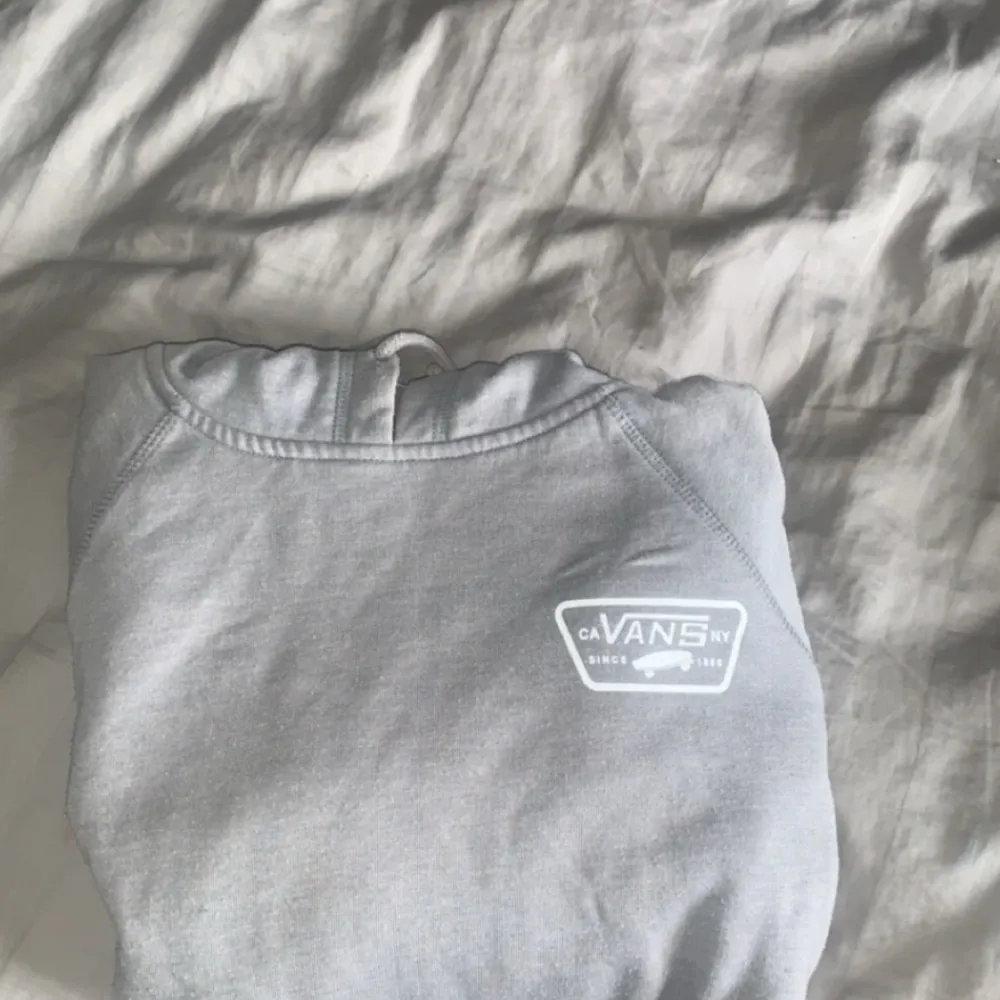 Säljer en Hoodie från vans i jättefin grå färg eftersom den är för liten för mig . Köpt i berlin på i deras butik, tyvärr har den blivit lite nopprig. Säljer för 110 kr+frakt! 💞💞 skriv för fler bilder. Hoodies.