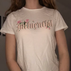 T-shirt HM - Vit t-shirt med texten Influential. Bara använd fåtal gånger. Frakt tillkommer💜