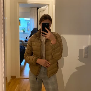 POLO RALPH LAUREN JACKA  - Säljer min galet snygga höst\vinter jacka då jag växt ur den tyvärr, den är beige och passar bra på både xs/s. Köptes för två säsonger sedan så har använts en del men är i bra skick! Köptes för 2500 mitt pris 900 pris kan diskuteras!  