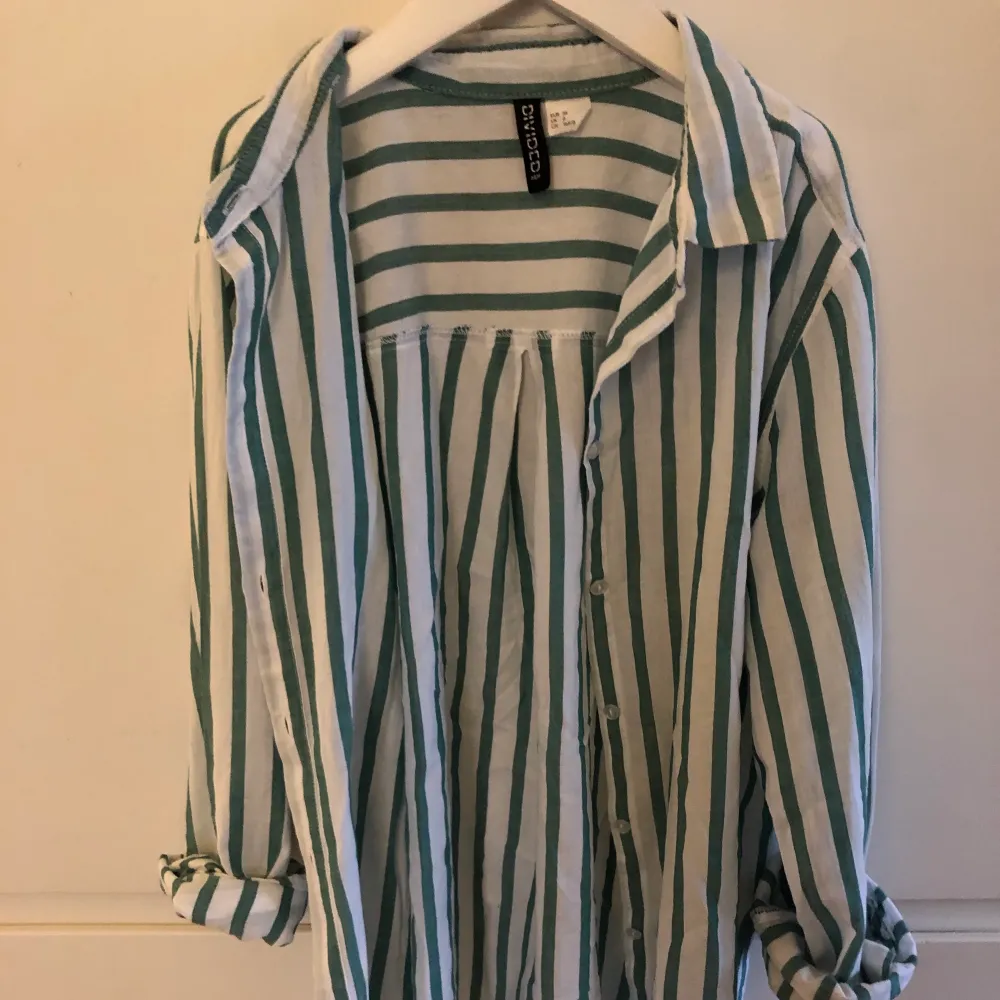 Jättesnygg Grön och vit randig Skjorta från HM. Köpt för 150 kr säljer för 40 kr. . Skjortor.