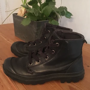 Palladium skor  - Palladium Pampa Hi skor i skin material. Storlek 36. Ganska mycket använda. Hittar inte nypris. Men skulle gissa på runt 900kr. 📦 FRAKTKOSTNAD INGÅR I PRISET! ⭐️