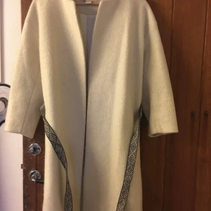 Kappa - Benvit kappa i ullblandning med vackert skärp. Fanns i några få exemplar på HM för ett par år sedan. Knappt använd. Strl 36