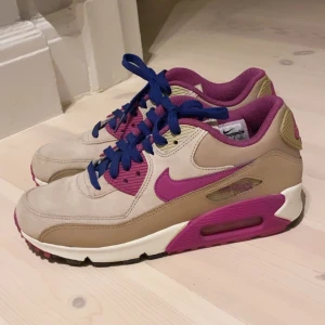 Nike Airmax lika/blå beigea - Beiga och lila/rosa/blå-aktiga Airmax i mocka som endast är använda ett fåtal gånger. Jättefint skick.