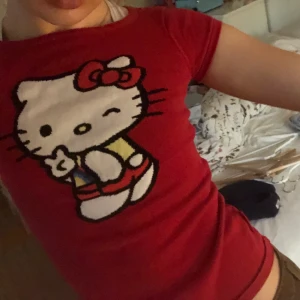 Hello Kitty tröja  - Asgullig tröja med hello Kitty på! Köpt här på plick men blir inte använd av mig tyvärr. Kontakta gärna vid frågor :)