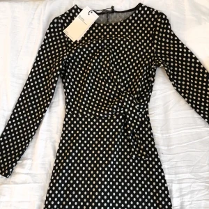 Klänning - Klänning aldrig använd ,köpt från bershka. Har fotfarande prislappen på. Storlek xs men passar en s