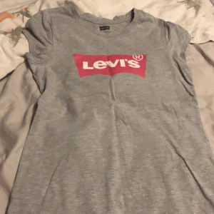 Levis tröja - Säljer denna för den e för liten den är aldrig använd. Och köpare betalar frakten så ni vet.
