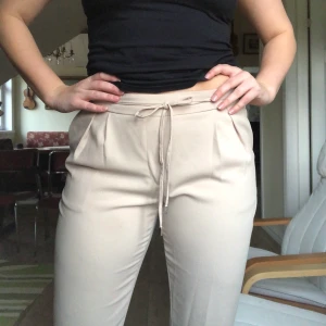 Beiga kostymbyxor från Zara - Beiga kostymbyxor från Zara. Storlek M, säljer pga för små. Snygga byxor som passar både till vardags och utekväll. EJ genomskinliga😍. 