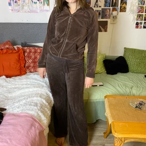 Brunt mjukisett - Buda! Startbud: 150kr💕 frakt: 66kr 