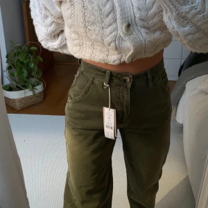 ”Barrel mom jeans” GINATRICOT - Mörk gröna, strl 34, Aldrig använda!                                         Intresserad? DM. Buda i kommentarsfältet