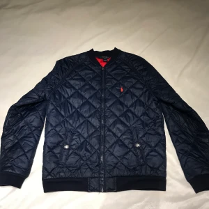Höst/vår jack från POLO Ralph Lauren i stl L (14-16år) - En snygg, lite tunnare jacka, som både passar till hösten och till våren! Är dessutom i ett väldigt bra skick