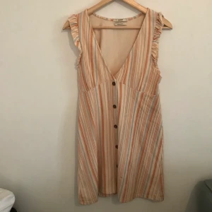 Klänning  - Supersöt klänning från pull & bear som inte kommer till användning och behöver ett nytt hem. 