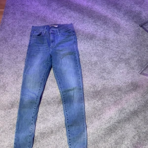 Levis regular skinny jeans strlk 27/S - Köpta för drygt ett år sedan, används 3-4 gånger, bra skick!