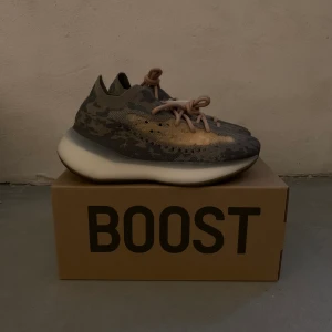 adidas Yeezy Boost 380 Mist  - Storlek Eu: 40  100% Äkta  Kvalitet: 10/10  Säljer för: 2000kr   StockX pris: 3000kr