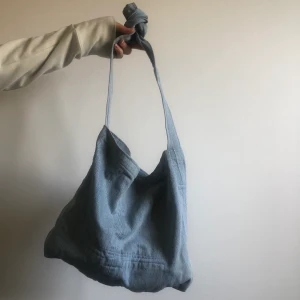Jeansväska - Snygg jeansväska som passar till allt!✨ Bra storlek med plats för dator och annat. Frakt tillkommer eller möts upp i Stockholm c✨❣️