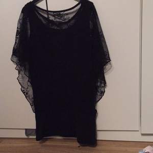 En väldigt fin svart tröja. Som är ett linne + spets ovanpå.
150kr + frakt
(Kan få paketpris vid fler köp av mina kläder)
