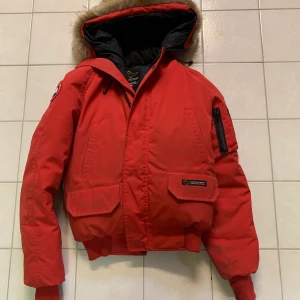CANADA GOOSE Bomber jacka!! - Perfekt till vintern! Jackan är köpt på tradera för något år sedan den är XS men jag skulle säga att den passar S