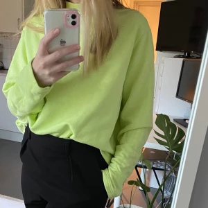 neongrön/gul sweatshirt  - skitsnygg crewneck från weekday som tyvärr inte kommer till användning. Passar även mig med strl S. 📬 Frakt 63kr.