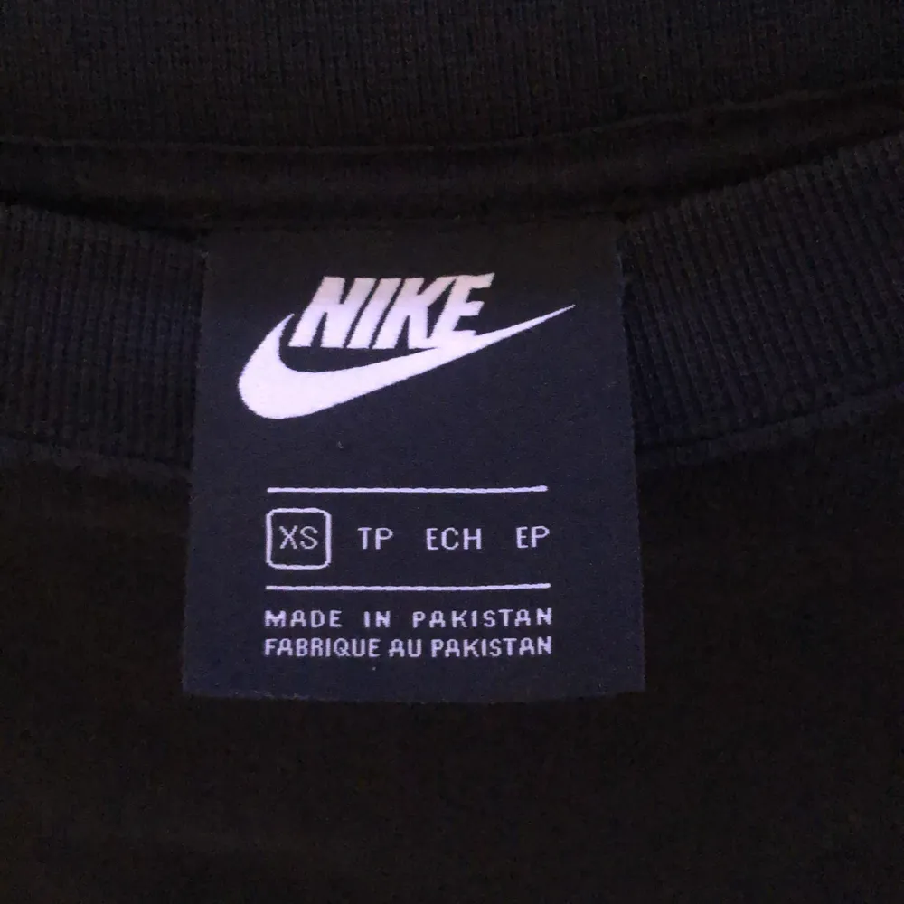 Säljer min snygga Nike sweatshirt som tyvärr inte kommer till användning. Är nästan aldrig använd. Storlek XS men skulle passa S/M beroende på hur oversized man vill att det ska vara. HÖGSTA BUD 200kr + frakt 💞 Bud sker privat! . Tröjor & Koftor.