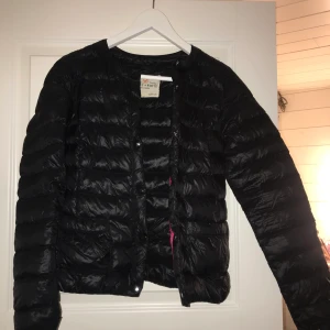Svart dunjacka - Svart dunjacka från Lindex i strl Xs! Använd ett fåtal gånger. Som ny! 
