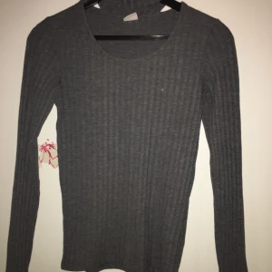 Tröja - Säljer min fina tröja som är använd några gånger, köparen står för frakten men kan även mötas upp