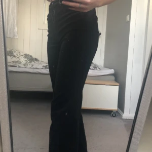 Manchesterbyxor  - Säljer ett par Svarta jättefina raka manchesterbyxor från hm i stl s. Har inte använt dom mer än då jag provat dom 😁
