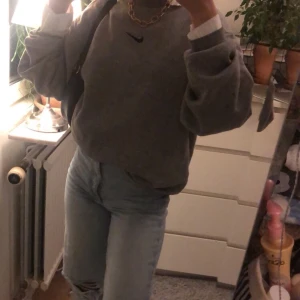 Sweatshirt nike - Intresse koll på mkn Trendig nike tröja köpt på secondhand. Hör av er vid intresse! Skriv bud säljer den på tisdag så den som ät högst då  