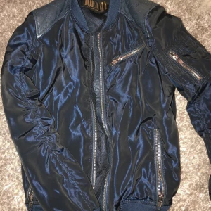 Jofama jacka - Supersnygg bomberjacka, i mörkblå skimmer färg. Från Jofama - Marie Serneholt kollektion. Jättefint skick, men är tyvärr för liten för mig nu.