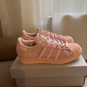 Adidas superstar - Använda fåtal gånger men färgen på gummit har ändrats lite men det är kanppt nått som märks😊 Har tyvärr inte kvar kartongen 