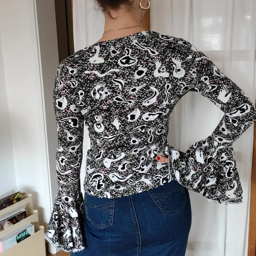 Coolt mönstrad tröja med utsvängda ärmar från Monki köpt online. Knappt använd och därför i väldigt gott skick😍 Möts upp på Södermalm annars står köparen för frakt💜. Tröjor & Koftor.