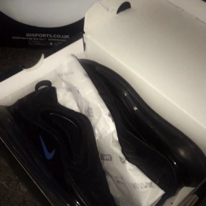 Nike 720 - Säljer mina Nike 720 då jag använder knappt dom, skorna är i mycket bra skick förutom att den ena skon har fått lite punka