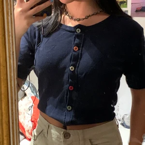 söt topp från humana - Gullig topp från humana med knappar av olika färger!🥰 