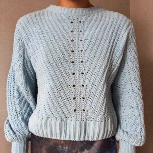 Stickad tröja - Ljusblå stickad tröja, använder aldrig längre så den får åka 🦋 väldigt skönt material!