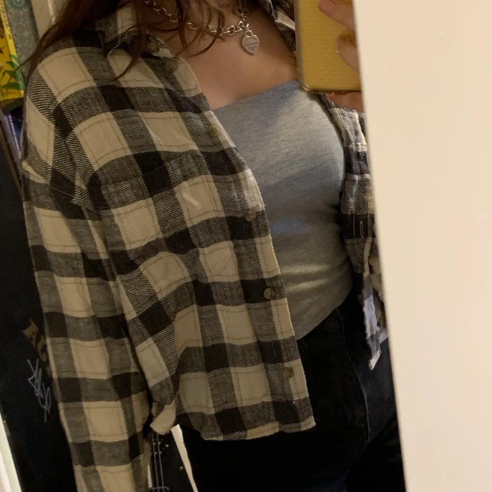 Här har vi en cropped flannel tröja från American Eagle. Den är i storlek S och har aldrig blivit använt. Frakt betalas av den som köper tröjan💕💕. Tröjor & Koftor.