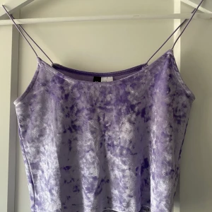 Lila linne - Ett ljuslila linne i storlek XS ifrån HM                                            Matrialet är crushed velvet                                            Linnet är Knappt använt