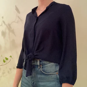Zara knytblus strl: XS - En marinblå knytblus från Zara. Är lite kortare i ärmarna. Superfin till ett par högmidjade byxor! Har använts ett fåtal gånger. 100% Polyester