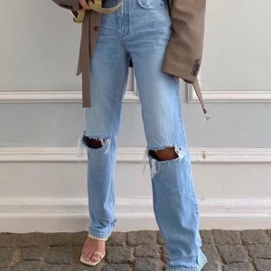 90s highwaisted, gina tricot jeans - Modellen är 90s highwaisted, aldrig använda! Prislapp kvar💞  Storlek 36!    !!!!!!Buda!!!!!!  ‼️‼️‼️Högsta budet just nu: 550kr‼️‼️‼️‼️.       Sålda!!