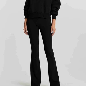  - Oanvända yoga pants ifrån Gina tricot 