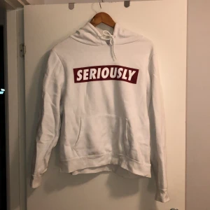 Hoddie💕 - Hoddie från new yorker storlek m använd några gånger 💕💕 den ser lite skrynklig ut i ljuset men den e tvättad 