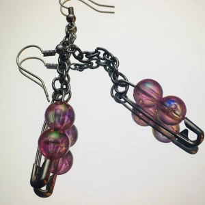 örhängen  - handgjorda örhängen av säkerhetsnål och fina pärlor, de är nickelfria och oanvända men rengörs vid köp, priset är 50kr + frakt på 11kr eller 2 par örhängen från min sida för 100 kr inkl frakt. om du har några funderingar eller vill köpa är det bara att höra av dig💗💗