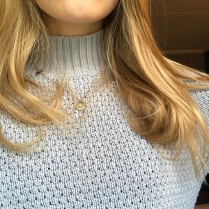 Stickad tröja - Från Noisy May, med dragkedja i kanterna som man stängas om man vill (annars blir det som en slits typ)