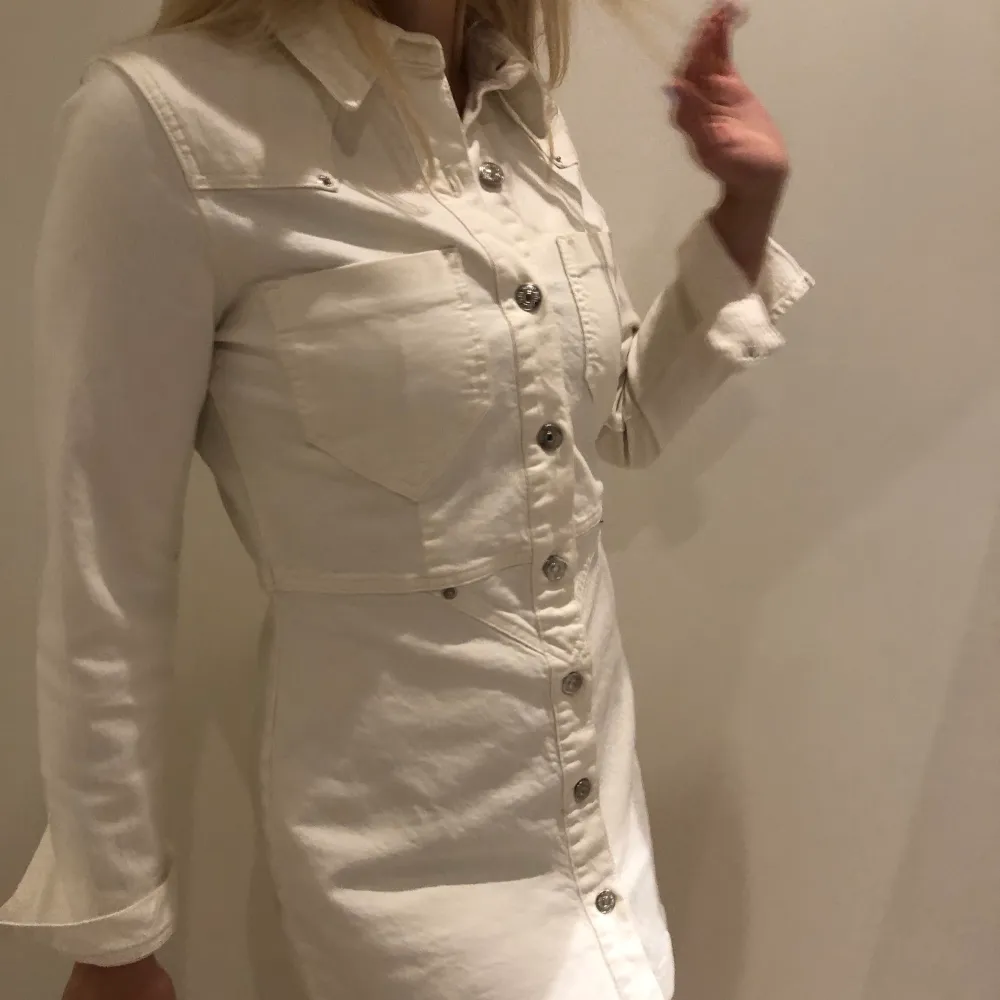 En Vit jeansklänning från Zara strl S. Helt oanvänd ✨✨( endast när dessa bilder skulle tas). 150- budgivning om fler är intresserade.. Klänningar.