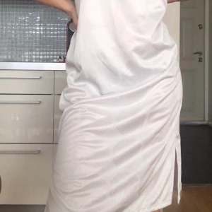 🌟Adidas-klänning🌟 - Snygg, clean, kortärmad mid-klänning i vit med svarta detaljer! 200kr + frakt. 🌟🌟 DM vid intresse!