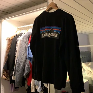 Pantagonia tröja  - En snygg oversized pantagonia tröja i storlek S. Andvända Max 3 gånger. Köpt på herravdelning men funkar för alla. Startpriset är 100 men buda nere 💛🧡💙💚