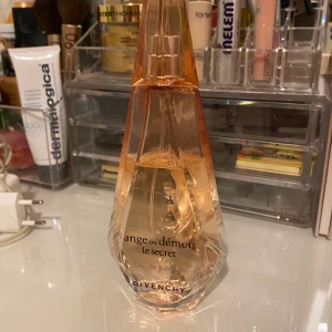 Givenchy parfym  - Köptes i Barcelona mer än hälften är kvar. Pris i butik är ca 800kr