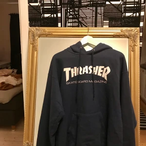 Thrasher - Thrasher-Hoodie i mörkblått. Använd men i fint skick!🤗 