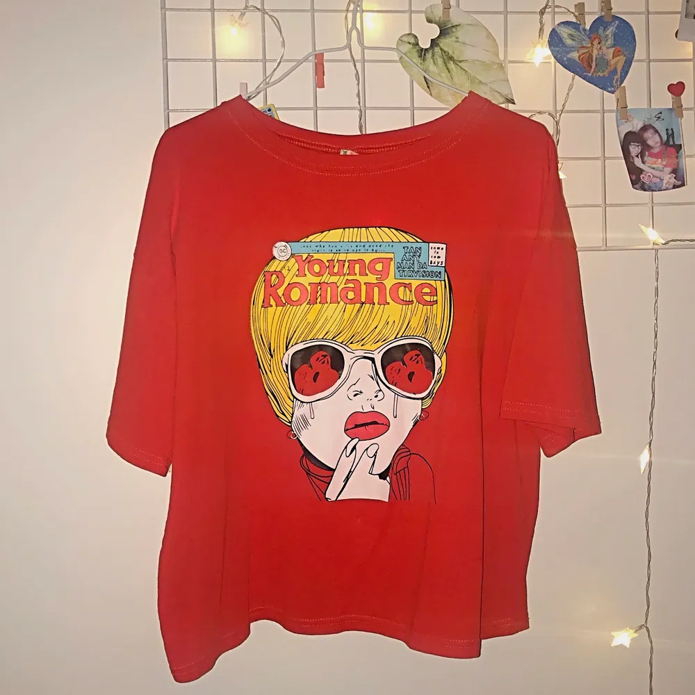 ❤️Super häftig röd Tshirt med ”Young Romance” print❣️😍 Frakt tillkommer 🥰 Sitter lite oversize på mig som vanligtvis är S. T-shirts.