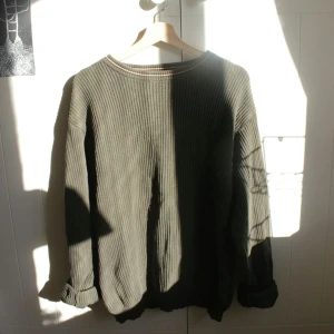 Ribbed military green sweater - En ribbad militärgrön tjocktröja med gula ränder vid ärmar och hals! Varm och gosig med långa ärmar 💚